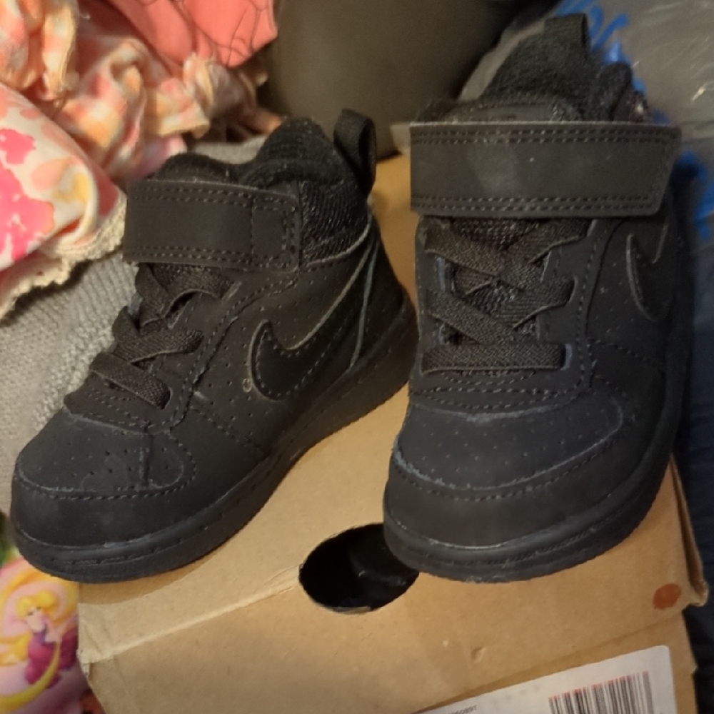 Nike Kids Black Velcro Sneakers